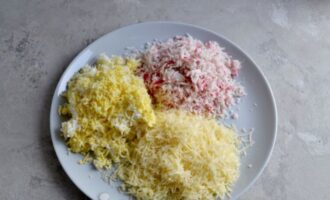 натрите крабовые палочки, яйца, сыр