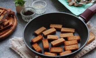 обжаренные ломтики хлеба на сковороде