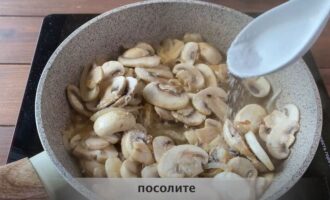 обжарьте грибы с луком на сковороде
