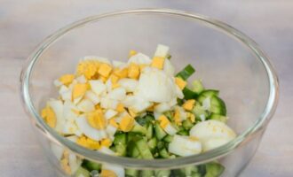 огурцы и яйца нарезанные кубиком