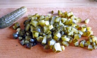 огурцы нарежьте на мелкие кубики