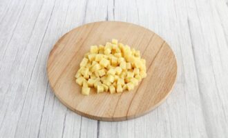 отваренный картофель нарежьте кубиками
