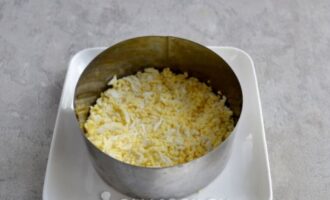 первый слой из тертого яйца