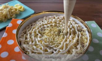 посыпьте тертым сыром и смажьте майонезом