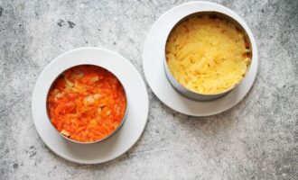 повторные слои из моркови и картофеля