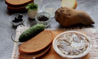 продукты для канапе с селёдкой и свеклой