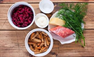 продукты для салата с фасолью сухариками и колбасой