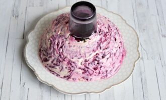 промажьте последний слой майонезом