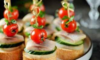 рецепт канапе с селедкой и помидорами