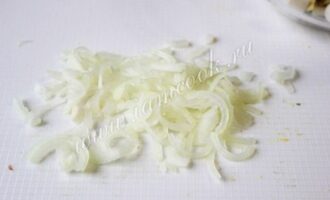 репчатый лук нарежьте полукольцами