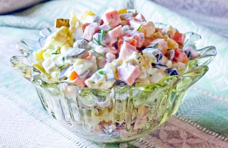 салат оливье с колбасой и солеными огурцами