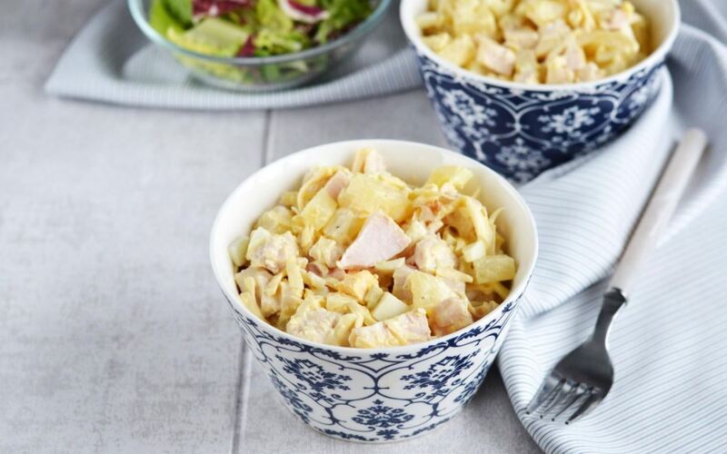 салат с копченой курицей яйцом сыром