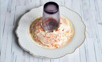 слой из моркови смазанный майонезом
