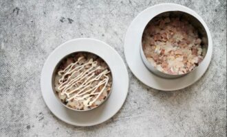 слой из нарезанной селедки с майонезом