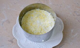 слой из яиц смазать майонезом
