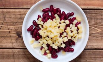 сыр порежьте небольшими кубиками