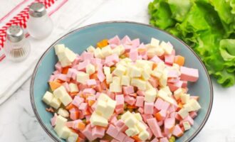 сырки нарежьте кубиками