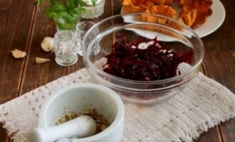тертая свёкла измельченные орехи