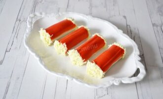 украсьте палочки яичным желтком и зеленью