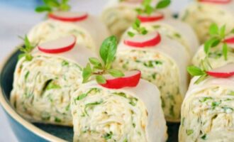 украсьте рулет на свой вкус
