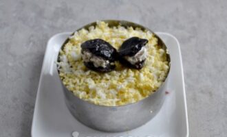 украсьте верх салата черносливом