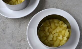 в кольце первый слой из картофеля