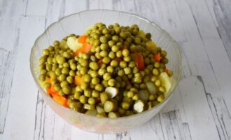 в салатнике соедините все продукты с горошком
