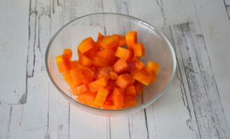 вареная морковь нарезанная на кубики