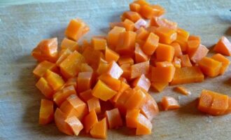 вареную морковь нарезать на кубики