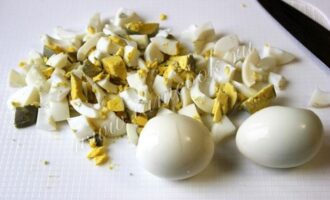 вареные яйца нарежьте крупными кубиками