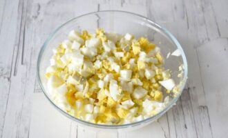 вареные яйца нарежьте мелкими кубиками
