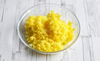 вареный картофель натертый на крупной терке