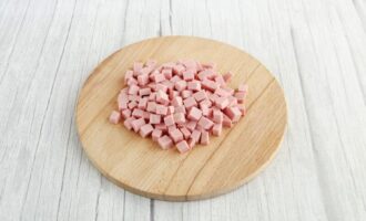 варёную колбасу нарежьте кубиками