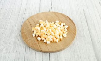 варёные яйца нарежьте кубиками