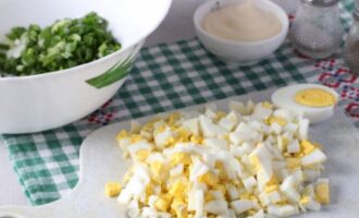 варёные яйца почистить и нарезать кубиком