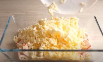 выкладываем подготовленные продукты в салатник