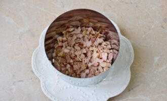 выложите копченую курицу первым слоем