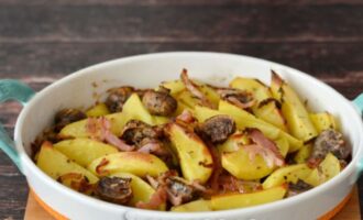 запекаем картофель с беконом и грибами в духовке