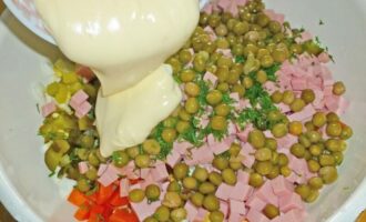 заправьте классический оливье майонезом