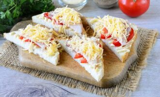 бутерброды посыпьте тертым сыром
