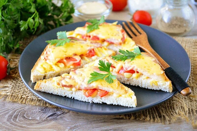 бутерброды с беконом и сыром