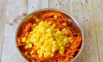 добавьте в миску корейскую морковь и кукурузу