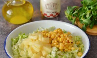 добавьте в салат нарезанные кусочки ананаса и кукурузу