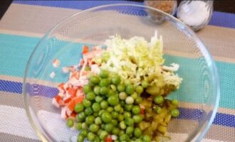 добавьте в салат зелёный горошек
