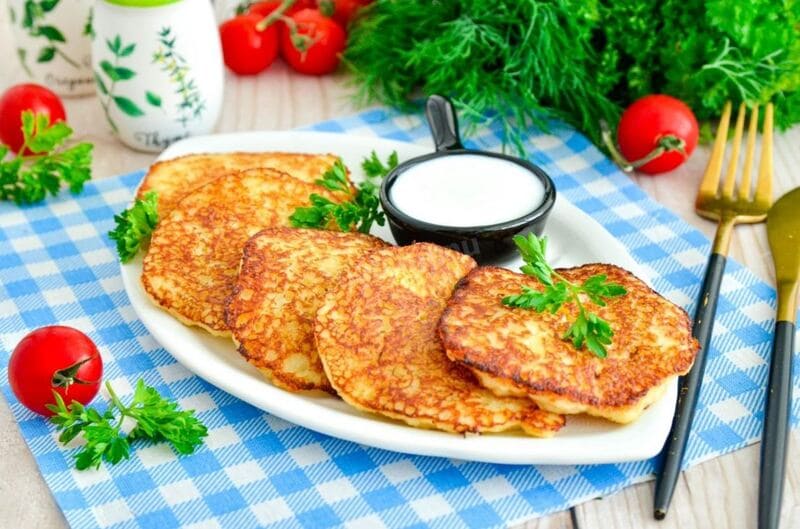 картофельные драники на сковороде с яйцом