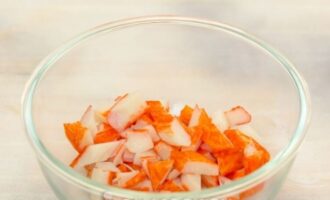 крабовые палочки нарежьте крупно