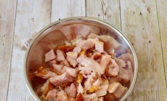куриное мясо нарежьте кубиками