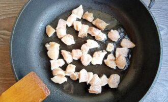 куриное мясо обжарьте в сковороде
