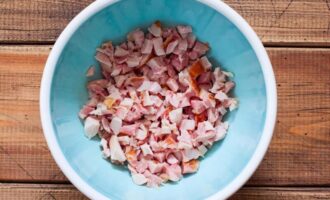 куриное мясо порежьте небольшими кубиками
