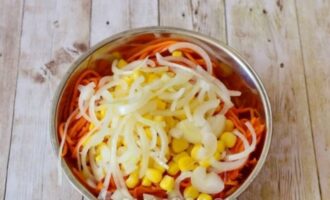 лук репчатый чистим и нарезаем полукольцами